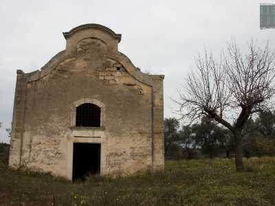 La facciata principale, abbastanza semplice, � orientata verso ovest, a dispetto dell�antica "regola" che vuole le cappelle disposte verso est, cio� in direzione di Gerusalemme